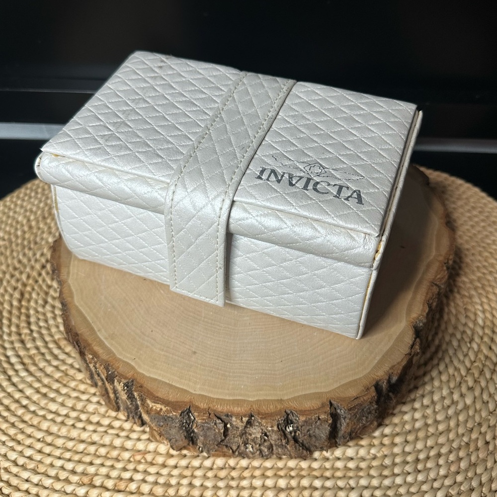 Invicta Quilted White Jewelry Box Watch Holder